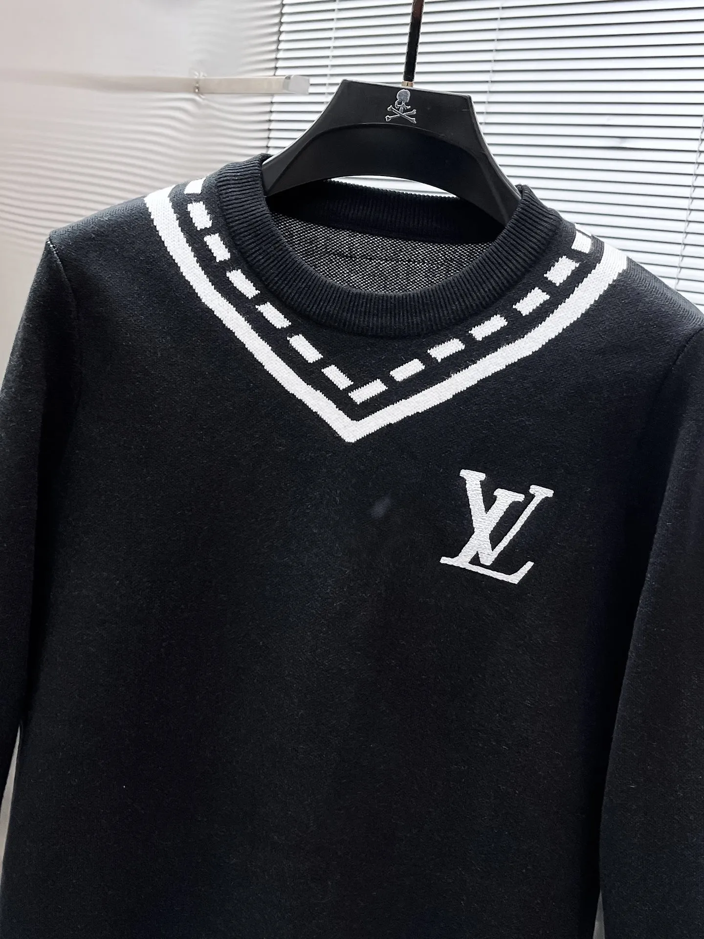 🅿️440 Louis Vuitton LV 2025ss new wool blended round neck long-sleeved sweater cardigan bottoming sweater, high-end version! The custom-made fabrics at the counter are highly breathable and comfortable, with impeccable details and brand element design concepts, reflecting high quality. It feels delicate and soft! It presents a casual cut and the upper body shape is great! 🐉Code size: M-3XL